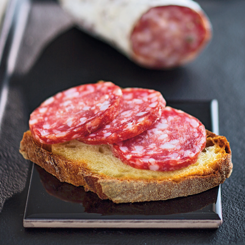 Fetta di pane condite con salame di Negroni Salumi